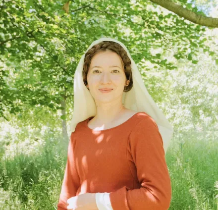 Frau in Burgfräuleinkleid