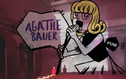eine Person in einem großen Theatersaal, dahinter eine Illustration - eine Comicfigur mit blonden Haaren, ins Mikrofon singend, Schriftzug: Agathe Bauer