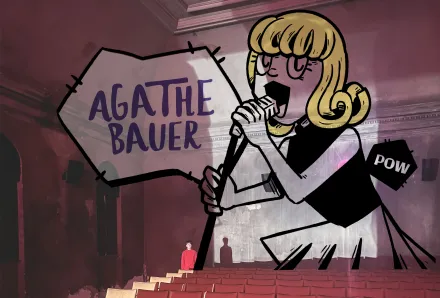 eine Person in einem großen Theatersaal, dahinter eine Illustration - eine Comicfigur mit blonden Haaren, ins Mikrofon singend, Schriftzug: Agathe Bauer