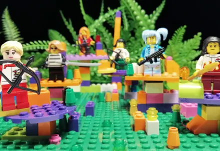 Mehrere LEGO-Figuren stehen auf bunten Bauplatten in einer Dschungelumgebung.