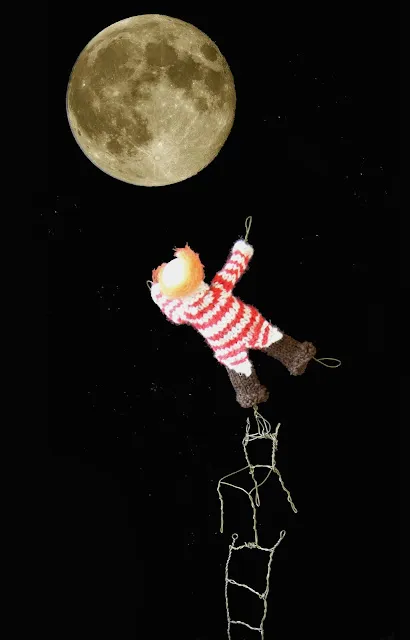 Kleiner Clown in rot-weiß gestreiftem Pullover klettert auf einer Drahtleiter zum Vollmond