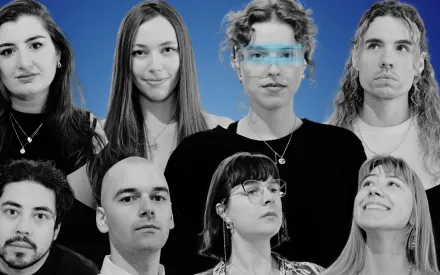 Schwarz-weiße Portraitfotos junger Menschen auf blauem Hintergrund