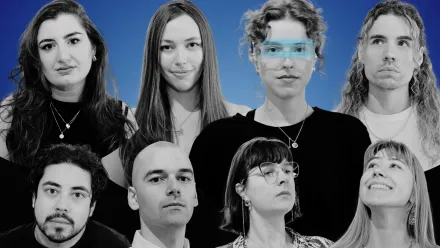 Schwarz-weiße Portraitfotos junger Menschen auf blauem Hintergrund