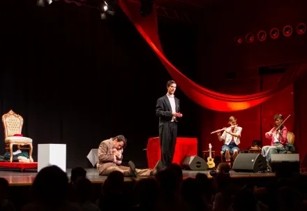 Eine lebendige Bühnenszene mit Musik und Schauspiel – Humor trifft auf klassische Eleganz.