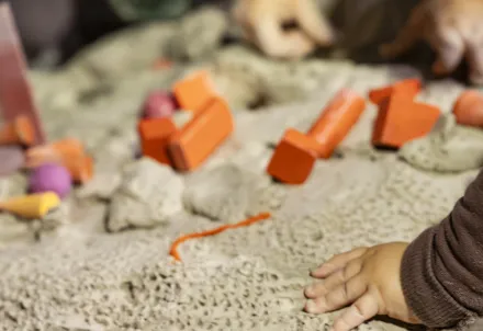 Kinderhände ertasten Ton und Struktur – ein sinnliches Spiel mit Material und Form.