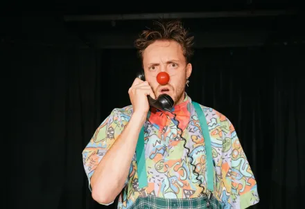Ein Clown zwischen Ernst und Komik – überrascht, neugierig und charmant.