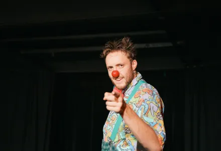 Ein Clown voller Energie und Witz – direkt, frech und herzlich. © Jan Zaslawski