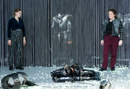 Stille nach dem Kampf – Rüstung abgelegt, Emotion bleibt.