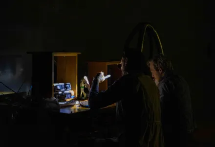 You said: short descripotion like this;   Person in weißem Anzug kniet und zielt mit einem langen Stock auf eine Reihe roter und schwarzer Kugeln auf glänzendem Boden     ChatGPT said:  Person in weißem Kostüm mit Netzstoff und grünen Bällen hebt einen grünen Ring in die Luft und schaut mit offenem Mund nach oben, vor schwarzem Hintergrund. You said: ChatGPT said:  Zwei Personen in hellen Kostümen stehen auf der Bühne; eine hält einen Strauß roter Stäbe und reicht der anderen einen einzelnen roten Stab vor schwarzem Hintergrund. You said: ChatGPT said:  Zwei Personen in einer dunklen Szene: Eine leuchtet mit einer Taschenlampe auf die andere, die erschrocken an einer Backsteinwand steht. You said: ChatGPT said:  Zwei Personen stehen an Keyboards auf der Bühne, umgeben von bunten Neonlinien im Hintergrund, und zeigen mit erhobenen Schlägeln spielerisch aufeinander. You said: ChatGPT said:  Zwei Personen stehen vor bunten Neonlinien an Keyboards und Mikrofonen; sie performen mit energiegeladener Gestik und musikalischem Ausdruck auf der Bühne. You said: ChatGPT said:  Person mit weißem Haar, weißer Bluse und rotem Rock steht lächelnd mit ausgebreiteten Armen im Park vor einem Baum und einem Wandteppich mit Einhornmotiv. You said: Der_kleine_Diktator_2_(c)Die_Kurbel ChatGPT said:  Person in gestreiftem Sakko hält eine übergroße schwarze Schachfigur in der Hand und blickt mit theatralischem Ausdruck darauf, vor schwarzem Hintergrund. You said: ChatGPT said:  Mehrere Personen in hellen Kostümen agieren auf einer Bühne mit grünen und roten Kugeln; im Hintergrund stehen Musikinstrumente und Mikrofone, das Licht reflektiert auf dem glänzenden Boden. You said: ChatGPT said:  Drei Personen in hellen Kostümen agieren auf einer dunklen Bühne mit grünen und roten Kugeln; im Hintergrund stehen Schlagzeug und Mikrofone. You said: COPYRIGHT SYMBOL ChatGPT said:  Here you go: ©  You can copy it directly — it’s the standard copyright symbol. You said: ChatGPT said:  Drei Personen auf einer dunklen Bühne, umgeben von leuchtend grünen und roten Kugeln; eine spielt Violine, während die anderen zwischen Instrumenten und Lichteffekten agieren. You said: description  for  each ChatGPT said:  1️⃣ Erstes Bild: Eine Gruppe junger Darsteller*innen sitzt in einer Reihe auf einem Stuhl, mit ausdrucksstarken Gesichtern und erhobenen Armen, während hinter ihnen eine Projektion von furchterregenden Drachen zu sehen ist.  2️⃣ Zweites Bild: Ein Darsteller sitzt entspannt in einem Sessel, während im Hintergrund eine Figur mit übergroßem Kopf auf einem Sofa liegt; auf der Leinwand dahinter wirbeln blaue, abstrakte Formen.  3️⃣ Drittes Bild: Mehrere junge Darsteller*innen toben auf der Bühne mit Kissen, während eine Figur mit weißem Bart und Dreizack auf einem Sofa steht – im Hintergrund leuchtet eine blaue Projektion wie eine Explosion oder ein Auge. You said: is there a short cut for this symbol on the keyboard © ChatGPT said:  Yes! Here are the shortcuts depending on your device:  💻 Windows:      Hold Alt and type 0169 on the numeric keypad → ©     (Make sure Num Lock is on.)  ⌨️ Mac:      Press Option + G → ©  🖥️ Linux:      Press Ctrl + Shift + U, then type 00A9, then press Enter → ©  📱 Phone/Tablet:      On-screen keyboard → long-press the C key → select ©  Would you like me to show how to make it appear automatically in Word or Canva too? You said: its a german keyboard ChatGPT said:  Got it 👍 — on a German keyboard, here’s how you can type ©:  💻 Windows (German layout):      Hold Alt and type 0169 on the number pad → ©     (Num Lock must be on.)  ⌨️ Mac (German layout):      Press ⌥ Option + G → ©  🖋️ Alternative (works anywhere):      Copy & paste: ©  Would you like me to tell you how to set up a quick text shortcut (so typing “(c)” automatically becomes © in Word or Canva)? You said: 232  ChatGPT said:  Eine Frau mit goldener Krone und Umhang steht strahlend im Bühnenlicht, während hinter ihr Darsteller*innen in gebückter Haltung und bunte Zeltelemente vor einer blauen Projektion zu sehen sind. You said: ChatGPT said:  Person hält zwei ausdrucksstarke Handpuppen mit grotesken Gesichtern vor rotem, feurig wirkendem Hintergrund – eine lebendige Theaterszene voller Farbe und Kontrast. You said: ChatGPT said:  Person steht hinter einer bunt bemalten Stoffkulisse mit Meeresmotiven und Fischen im Vordergrund sowie einer grünen, pflanzenverzierten Landschaft im Hintergrund. You said: description for each ChatGPT said:  1️⃣ Erstes Bild: Eine Darstellerin in einem Kleid aus recyceltem Material hebt entschlossen die Faust, während im Hintergrund ein grünes Graffiti mit dem Schriftzug „WAKE UP“ erscheint.  2️⃣ Zweites Bild: Zwei Tänzer*innen in bunten Kostümen aus Plastik und Stoff bewegen sich dynamisch unter einer Projektion der Erde – eine Szene voller Energie und Bewegung.  3️⃣ Drittes Bild: Zwei Performer*innen stehen auf der Bühne mit ausgebreiteten Armen, über ihnen schwebt ein Bild der Erde – ein Moment zwischen Hoffnung und Nachdenklichkeit.  4️⃣ Viertes Bild: Zwei Darsteller*innen in farbenfrohen, plastikartigen Kostümen umarmen sich expressiv vor einer Projektion mit globalen Temperaturdaten – ein starkes Bild zum Klimawandel. You said: ChatGPT said:  Zwei Performer*innen in bunten, aus Recyclingmaterial gefertigten Kostümen stehen mit ausgebreiteten Armen auf einer hellen Bühne, während im Hintergrund ein Bild der Erde über einer blauen Projektionsfläche schwebt. You said: ChatGPT said:  Zwei Performer*innen in bunten Kostümen aus recyceltem Material stehen in einer intensiven Pose vor einer Projektion mit globalen Temperaturdaten – ein eindringliches Bild zum Thema Klimawandel. You said: ChatGPT said:  Zwei Performer*innen in farbenfrohen Kostümen aus recycelten Materialien stehen barfuß auf der Bühne und blicken auf eine riesige Projektion der Erde – ein symbolischer Moment über Verantwortung und Zukunft des Planeten. You said: kurzer ChatGPT said:  Zwei Performer*innen in bunten Recyclingkostümen blicken auf eine große Projektion der Erde. You said: Zwei Performer*innen in bunten Kostümen aus recyceltem Material stehen in einer intensiven Pose vor einer Projektion mit globalen Temperaturdaten – ein eindringliches Bild zum Thema Klimawandel. ChatGPT said:  Zwei Performer*innen in bunten Recyclingkostümen posieren vor einer Projektion globaler Temperaturdaten – ein starkes Bild zum Klimawandel. You said: Zwei Performer*innen in bunten, aus Recyclingmaterial gefertigten Kostümen stehen mit ausgebreiteten Armen auf einer hellen Bühne, während im Hintergrund ein Bild der Erde über einer blauen Projektionsfläche schwebt. ChatGPT said:  Zwei Performer*innen in bunten Recyclingkostümen stehen mit ausgebreiteten Armen vor einer Projektion der Erde. You said: ChatGPT said:  Eine Darstellerin in einem Kleid aus Recyclingmaterial hebt kämpferisch die Faust, vor einer Projektion mit dem Schriftzug „WAKE UP“. You said: ChatGPT said:  Person betrachtet eine fantasievolle Miniaturbühne vor einer groß projizierten, farbintensiven Unterwasser- oder Traumwelt-Szene. You said: ChatGPT said:  Eine Performerin interagiert auf der Bühne mit einer groß projizierten Unterwasserwelt voller bunter, lächelnder Meeresfiguren. You said: ChatGPT said:  Eine Person filmt eine fantasievolle Miniaturkulisse in Blautönen, während im Hintergrund eine vergrößerte Meeresfigur projiziert wird. You said: ChatGPT said:  Detailaufnahme einer fantasievollen Unterwasserfigur mit Tentakeln aus Stoffbändern und einem großen Auge, in eine blaue Bühnenkulisse eingebettet. You said: ChatGPT said:  Drei Performer*innen kriechen neugierig unter einem grauen Vorhang hervor – eine verspielte Szene, die Neugier und Entdeckergeist ausdrückt. You said: thank u make them as short and clear as possible ChatGPT said:  Of course! Here are the shortened and clear versions of all your image descriptions so far:      c_Barbara Palffy (5).jpg     Zwei Performer*innen in bunten Recyclingkostümen in einer intensiven Pose vor Temperaturdaten.      c_Barbara Palffy (9).jpg     Zwei Performer*innen in Recyclingkostümen stehen mit ausgebreiteten Armen vor einer Erdkugel-Projektion.      c_Barbara Palffy (6).jpg     Performer*in in Recyclingkostüm ruft zum Handeln auf – Projektion „WAKE UP“ im Hintergrund.      1920_©ReinhardWinkler_druck.jpg     Person filmt eine Miniaturkulisse, dahinter eine vergrößerte Meeresprojektion.      1920 2_©ReinhardWinkler_druck.jpg     Bühnenbild mit Meeresszene und Projektion bunter Unterwasserfiguren.      1920 3©hydro_Kulturverein_druck.JPG     Detail einer Unterwasserfigur mit Tentakeln und großem Auge in blauer Kulisse.      _DSC5119 (c) Laurent Ziegler, Bildrecht.jpg     Drei Performer*innen kriechen neugierig unter einem Vorhang hervor.  Would you like me to format them for a press kit or image credit list (e.g. add © and titles)? You said: ChatGPT said:  Drei Performer*innen kriechen neugierig unter einem Vorhang hervor. You said: very veryy good thank you ChatGPT said:  You’re so welcome 😊 I’m glad you liked it! Would you like me to make all your other image descriptions match this short, clean style (one concise line each)? You said: ChatGPT said:  Drei Performer*innen mit Sonnenbrillen musizieren und singen voller Energie. You said: ChatGPT said:  Ein Musiker hängt kopfüber an einer Stange und spielt Geige. You said: ChatGPT said:  Zwei Performer*innen tanzen mit weit ausgebreiteten schwarzen Umhängen. You said: ChatGPT said:  Fünf Musiker*innen mit Streichinstrumenten musizieren gemeinsam auf der Bühne. You said: ChatGPT said:  Drei Performer*innen kriechen neugierig unter einem grauen Vorhang hervor. You said: c fopright ChatGPT said:  © Laurent Ziegler, Bildrecht You said: ChatGPT said:  Vier Darsteller*innen in einer farbenfrohen Theaterszene – Musik, Emotion und Humor vereinen sich auf der Bühne. © Sara Schober You said: ChatGPT said:  Eine humorvolle Theaterszene in einem eleganten Restaurant – Musik, Chaos und Charme vereinen sich. © Sara Schober You said: ChatGPT said:  Eine lebendige Bühnenszene mit Musik und Schauspiel – Humor trifft auf klassische Eleganz. © Sara Schober You said: ChatGPT said:  Fünf Darsteller*innen stehen gemeinsam auf der Bühne und strahlen in einer fröhlichen Abschlussgeste. © Sara Schober You said: ChatGPT said:  Eine dynamische Theaterszene voller Bewegung und Humor – im Mittelpunkt ein rosa Teddybär auf einem goldenen Stuhl. © Sara Schober You said: i want to change the size of most images to 1920 by 1080 without losng quality for the website ChatGPT said:  Perfect — that’s a great idea for your website! Here’s exactly how you can resize your images to 1920×1080 pixels without losing quality, depending on which tools you’re comfortable with 👇 🖥️ Option 1: Canva (Free & Easiest)      Open Canva      .      Click Create a design → Custom size → 1920 × 1080 px.      Upload your image.      Right-click the image → “Set image as background” (so it fills without cropping).      Adjust position slightly if needed.      Click Download → File type: JPG or PNG → Quality: 100%.  ✅ Tip: Use PNG for sharper images (like theater stills) and JPG for faster website loading. 💻 Option 2: Photoshop or Photopea (Free alternative)      Go to photopea.com      .      Open your image → Image → Image Size → Set width = 1920 px, height = 1080 px.          Make sure “Resample: Preserve Details (enlargement)” is selected.      Export → File → Export As → JPG or PNG → Quality 100%.  ✅ This method gives you the most control over quality. 🧠 Option 3: Batch resize (if you have many files)  If you have many theater photos:      Use IrfanView, XnConvert, or Lightroom → Batch resize all to 1920×1080.      Keep DPI around 300 if they’re also for print, or 72 for web-only.  Would you like me to help you batch-convert the images you uploaded into 1920×1080 automatically and send them back ready for your website? If yes, I can resize them for you here and preserve sharpness. You said: ooption 2 which is hohe and ChatGPT said:  Perfect — you’re choosing Option 2: Photopea, which is actually the best free “Photoshop-style” online tool for high-quality (hohe Qualität) resizing. Here’s your quick step-by-step guide in English + German so you can follow easily 👇 🧑🏽‍💻 Option 2 – Photopea (Free & High-Quality) 🔗 Go to: https://www.photopea.com 🇬🇧 Steps in English      Open your image          Click File → Open and choose your photo.      Resize it          Go to Image → Image Size          Type Width: 1920 px, Height: 1080 px          Make sure the checkbox Resample is ON          From the dropdown, choose Preserve Details (enlargement)      Export / Save          Go to File → Export As → JPG or PNG          Set Quality: 100 %          Click Save  ✅ Your image will now be exactly 1920 × 1080 px and still sharp. 🇩🇪 Schritte auf Deutsch      Bild öffnen          Klicke auf Datei → Öffnen und wähle dein Foto aus.      Größe ändern          Gehe zu Bild → Bildgröße          Gib Breite: 1920 px, Höhe: 1080 px ein          Stelle sicher, dass Neu berechnen aktiviert ist          Wähle im Dropdown Details erhalten (Vergrößerung)      Exportieren / Speichern          Datei → Exportieren als → JPG oder PNG          Qualität: 100 %          Speichern klicken  ✅ Dein Bild hat jetzt genau 1920 × 1080 Pixel und bleibt in hoher Qualität.  Would you like me to give you a preset template for Photopea (so you just drag & drop each image, and it automatically exports in 1920×1080 px, 100 % quality)? You said: ChatGPT said:  Nahaufnahme von Händen, die mit Ton und bunten Objekten arbeiten – ein kreativer Moment voller Struktur und Farbe. © Bettine Frenzel You said: ChatGPT said:  Eine Musikerin in pinkem Hemd spielt konzentriert auf einer Handpan – ein Moment stiller Klangkunst. © Bettine Frenzel You said: ChatGPT said:  Kinder gestalten gemeinsam eine bunte Landschaft aus Ton und Spielobjekten – kreatives Chaos voller Fantasie. © Bettine Frenzel You said: ChatGPT said:  Ein Kind drückt seine Hand in eine strukturierte Tonfläche – sinnliches Erleben und kreatives Entdecken. © Bettine Frenzel You said: ChatGPT said:  Mehrere erhobene, tonverschmierte Hände – ein Moment gemeinsamer Kreativität und Ausdruck. © Bettine Frenzel You said: ChatGPT said:  Eine Performerin in rotem Overall bewegt sich über den Boden, bedeckt mit weißen Handabdrücken aus Ton. © Bettine Frenzel You said: ChatGPT said:  Eine Performerin formt konzentriert einen großen Tonklumpen – Kreativität in Bewegung. © Bettine Frenzel You said: ChatGPT said:  Zwei Performerinnen im Dialog, verbunden durch Gesten und Ton – ein Moment voller Achtsamkeit. © Bettine Frenzel You said: ChatGPT said:  Kinderhände ertasten Ton und Struktur – ein sinnliches Spiel mit Material und Form. © Bettine Frenzel You said: ChatGPT said:  Ein Clown voller Energie und Witz – direkt, frech und herzlich. © Jan Zaslawski You said: ChatGPT said:  Ein Clown in Bewegung – verspielt, lebendig und voller Ausdruck. © Jan Zaslawski You said: ChatGPT said:  Ein Clown im Moment – voller Gefühl, Humor und Poesie. © Jan Zaslawski You said: ChatGPT said:  Ein Clown zwischen Ernst und Komik – überrascht, neugierig und charmant. © Jan Zaslawski You said: ChatGPT said:  Stark, geheimnisvoll und furchtlos – ein moderner Kriegerblick. © Apollonia T. Bitzan You said: ChatGPT said:  Ein Spiel aus Licht, Schatten und Bewegung – poetisch und geheimnisvoll. © Bettina Frenzel You said: ChatGPT said:  Kraftvoll, verspielt und kämpferisch – ein moderner Rittermoment auf der Bühne. © Bettina Frenzel You said: ChatGPT said:  Stille nach dem Kampf – Rüstung abgelegt, Emotion bleibt. © Bettina Frenzel You said: ChatGPT said:  Stärke und Nachdenklichkeit im Schein der Rüstung – ein Moment innerer Spannung. © Bettina Frenzel You said: ChatGPT said:  Kreatives Spiel mit Schwerkraft und Balance – Theater voller Leichtigkeit. © Samirezaei You said: ChatGPT said:  Lebendige Geschichten mit einem Lächeln erzählt – voller Fantasie und Herz. © Barbara Pálffy You said: ChatGPT said:  Ein Moment voller Staunen – wenn Geschichten lebendig werden. © Barbara Pálffy You said: ChatGPT said:  Lebendige Geschichten voller Fantasie und Lebensfreude. © Barbara Pálffy You said: ChatGPT said:  Magische Momente zwischen Fantasie und Erzählkunst. © Barbara Pálffy You said: Alternativtext (Suchmaschienen und Barrierefreiheit) ChatGPT said:  Hier ist ein passender Alternativtext (Alt-Text) für Suchmaschinen und Barrierefreiheit für dieses Bild:  Deutsch: Ein Mann mit rotem Turban und weißem Hemd liest in einem großen, roten Buch in einer dschungelartigen Umgebung. Das Licht betont sein erstauntes Gesicht, während Pflanzen den Hintergrund füllen.  Englisch (für zweisprachige Websites): A man wearing a red turban and white shirt reads a large red book in a jungle-like setting. His surprised expression is highlighted by the warm light, surrounded by lush greenery.  Möchtest du, dass ich Alt-Texte auch für die anderen beiden Bilder (z. B. das lachende Porträt und das mit den Tierfiguren) erstelle, damit sie konsistent für die Website optimiert sind? You said: short ChatGPT said:  Deutsch: Mann mit rotem Turban liest ein rotes Buch im Dschungel. Englisch: Man with red turban reading a red book in the jungle. You said: ChatGPT said:  Deutsch: Mann mit rotem Turban hält ein Buch mit Tierfiguren und Pflanzen. Englisch: Man with red turban holding a book with animal figures and plants. You said: ChatGPT said:  Deutsch: Schauspielerin spielt mit einer großen grünen Handpuppe auf der Bühne. Englisch: Actress performing with a large green puppet on stage. You said: two different ChatGPT said:  Natürlich — hier sind zwei verschiedene Alternativtexte für die beiden Bilder:  📸 Erstes Bild: Deutsch: Schauspielerin hält eine große grüne Handpuppe vor sich, während sie auf der Bühne steht. Englisch: Actress holds a large green puppet in front of her while performing on stage.  📸 Zweites Bild: Deutsch: Schauspielerin lacht und bewegt eine grüne Puppe auf der Bühne vor dunklem Vorhang. Englisch: Actress smiles and moves a green puppet on stage in front of a dark curtain. You said: c ChatGPT said:  1. © Susanne Preissl 2. © Susanne Preissl You said: ChatGPT said:  1. © Alexander Dirninger 2. © Alexander Dirninger You said: Alternativtext (Suchmaschienen und Barrierefreiheit) ChatGPT said:  Hier sind zwei kurze Alternativtexte für Suchmaschinen und Barrierefreiheit:  📸 Erstes Bild: Deutsch: Zwei Schauspieler auf einer Bühne mit blauer Stofflandschaft, einer steht im Vordergrund, der andere spielt Gitarre im Hintergrund. Englisch: Two actors on stage with a blue fabric landscape; one stands in front, the other plays guitar in the background.  📸 Zweites Bild: Deutsch: Schauspieler steht mit Zitronen in den Händen vor einer blauen Bühnenlandschaft, Musiker sitzt dahinter. Englisch: Actor holds lemons on stage in front of a blue fabric set, with a musician sitting behind him. You said: short ChatGPT said:  1. Schauspieler vor blauer Stofflandschaft, Musiker im Hintergrund. 2. Schauspieler mit Zitronen, Musiker im Hintergrund. You said: has to be a real sentence ChatGPT said:  1. Zwei Schauspieler stehen auf einer Bühne mit blauer Stofflandschaft. 2. Ein Schauspieler hält Zitronen, während ein Musiker im Hintergrund sitzt. You said: ChatGPT said:  Eine Tänzerin springt mit gestreckten Beinen über einen weißen Stuhl auf der Bühne. You said: ChatGPT said:  Eine Tänzerin bewegt bunte, wehende Stoffbahnen in leuchtenden Farben auf der Bühne. You said: ChatGPT said:  Eine Tänzerin steht auf der Bühne, während ein blauer Stoff von einem Ventilator in die Luft geweht wird. You said: ChatGPT said:  Eine Tänzerin kniet auf der Bühne und hält ein wehendes blaues Tuch über einem Ventilator. You said: ChatGPT said:  Zwei Darsteller in schwarzen Kostümen umarmen sich auf der Bühne, einer trägt eine Mütze mit einem grünen Blatt darauf. You said: c ChatGPT said:  Zwei Schauspieler in schwarzen Kostümen umarmen sich, einer trägt eine Mütze mit einem grünen Blatt. You said: okay moving forward i need short and clear and copyright ChatGPT said:  Got it 👍 — short, clear, and ending with copyright format like: „© [Fotografname]“  Example:      Eine Tänzerin mit blauem Tuch auf der Bühne. © Jelmer de Haas  Would you like me to follow this exact style for all upcoming ones? You said: ChatGPT said:  Zwei Schauspieler in schwarzen Kostümen umarmen sich auf der Bühne. © You said: ChatGPT said:  Drei Tänzer formen gemeinsam eine bunte, akrobatische Pose. © Meinrad Hofer You said: ChatGPT said:  Schauspieler in fantasievollen schwarzen Kostümen auf der Bühne. © Apollonia Theresa Bitzan You said: ChatGPT said:  Vier Schauspieler in schwarzen Kostümen stehen dicht beieinander auf der Bühne. © Apollonia Theresa Bitzan You said: ChatGPT said:  Drei Musikerinnen mit Schreibmaschine, Saxophon und Geige vor blauem Hintergrund. © Maria Frodl You said: ChatGPT said:  Zwei Künstlerinnen mit goldenen Accessoires und bemalten Gesichtern posieren vor blauem Hintergrund. © Töchter der Kunst You said: ChatGPT said:  Vier Musikerinnen mit verschiedenen Instrumenten vor hellblauem Hintergrund. © Maria Frodl You said: ChatGPT said:  Ein Künstler in rotem Hemd steht vor einem roten Vorhang und spricht auf der Bühne. © Erika Mayer You said: ChatGPT said:  Ein Mann in roter Samtjacke steht lächelnd im Freien. © Tobias Garcia-Navas You said: ChatGPT said:  Ein Musikerensemble spielt auf einer Bühne mit rotem Vorhang vor einem applaudierenden Publikum. © Erika Mayer You said: ChatGPT said:  Mehrere LEGO-Figuren stehen auf bunten Bauplatten in einer Dschungelumgebung. © Olympus Kids You said: ChatGPT said:  Eine Frau steht lächelnd an einem Tisch mit Miniaturlandschaft und Laptop, während im Hintergrund ein großes Foto projiziert wird. © Franzi Kreis You said: ChatGPT said:  Eine Frau arbeitet an einem beleuchteten Tisch mit LEGO-Figuren und Pflanzenmodellen, während eine Projektion im Hintergrund zu sehen ist. © Franzi Kreis You said: ChatGPT said:  Eine Frau arbeitet konzentriert an einem LEGO-Modell unter hellem Licht, neben ihr steht ein Laptop. © Franzi Kreis You said: ChatGPT said:  Eine Frau präsentiert auf der Bühne eine LEGO-Szene, die groß im Hintergrund projiziert wird. © Franzi Kreis You said: ChatGPT said:  Eine Maulwurf-Figur mit orangefarbener Lampe und gestreiftem Shirt steht zwischen grünen Pflanzen. © Scarlett Köfner You said: ChatGPT said:  Eine detailreiche Insektenfigur mit Geige und Zylinder sitzt am Hafen vor Segelbooten. © Micha Pöllmann You said: ChatGPT said:  Eine Maulwurf-Figur in gestreiftem Shirt lehnt an einer Säule in einem sonnigen Innenhof. © Micha Pöllmann You said: ChatGPT said:  Eine Insektenfigur mit Hut und Geige liegt entspannt im grünen Blattwerk. © Scarlett Köfner You said: ChatGPT said:  Vier Schauspieler:innen stehen in einer intensiven Theaterszene auf der Bühne. © Theresa Pewal You said: ChatGPT said:  Eine Schauspielerin sitzt auf einer Leiter, hält eine Papierrolle und blickt nachdenklich in den Raum. © Theresa Pewal You said: ChatGPT said:  Vier Darsteller:innen interagieren lebhaft auf der Bühne, eine Person springt in die Luft. © Theresa Pewal You said: ChatGPT said:  Eine bunte Puppe mit gestreifter Hose und gelbem Halstuch steht an einer Steinmauer. © Scarlett Köfner You said: ChatGPT said:  Drei Künstler:innen liegen farbenfroh auf dem Boden, umgeben von Instrumenten und Stoffen. © Julia Wesely You said: ChatGPT said:  Vier Darsteller:innen in bunten Outfits performen energiegeladen auf blauer Matte. © Bettina Frenzel You said: ChatGPT said:  Vier Darsteller:innen drängen sich um ein Mikrofon und singen gemeinsam. © Bettina Frenzel You said: ChatGPT said:  Zwei Personen erzeugen mit Licht und Objekten poetische Schattenspiele. © Michael Watzenig You said: ChatGPT said:  Zwei Künstler arbeiten konzentriert mit Licht und Miniaturfiguren an einem Tisch.